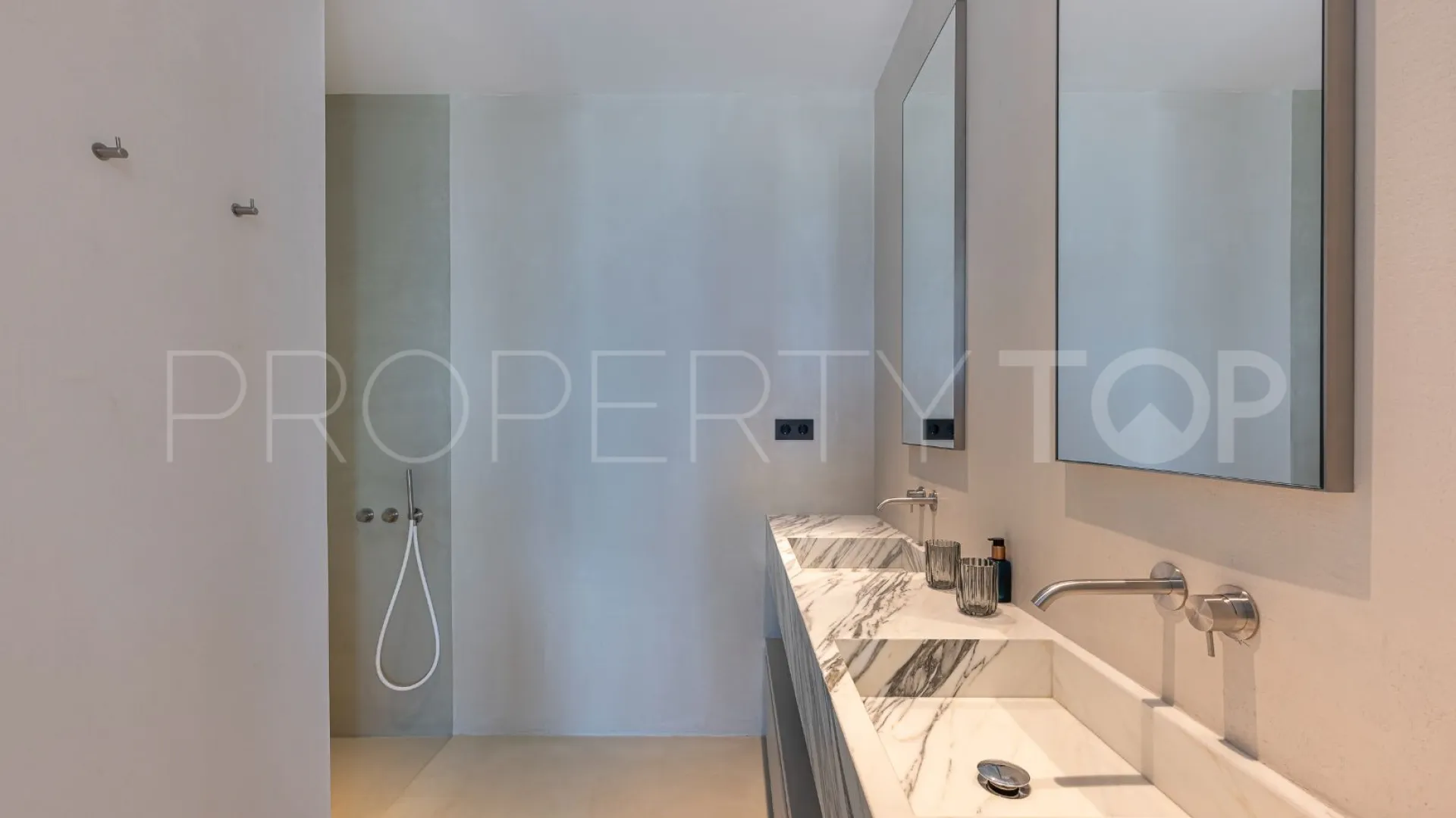 Byu Hills 3 bedrooms apartment for sale