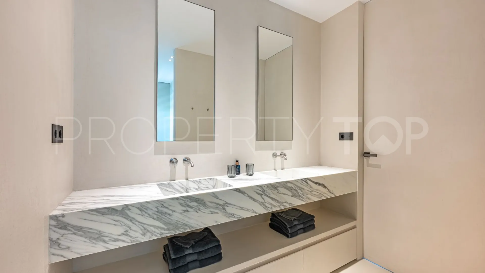 Byu Hills 3 bedrooms apartment for sale