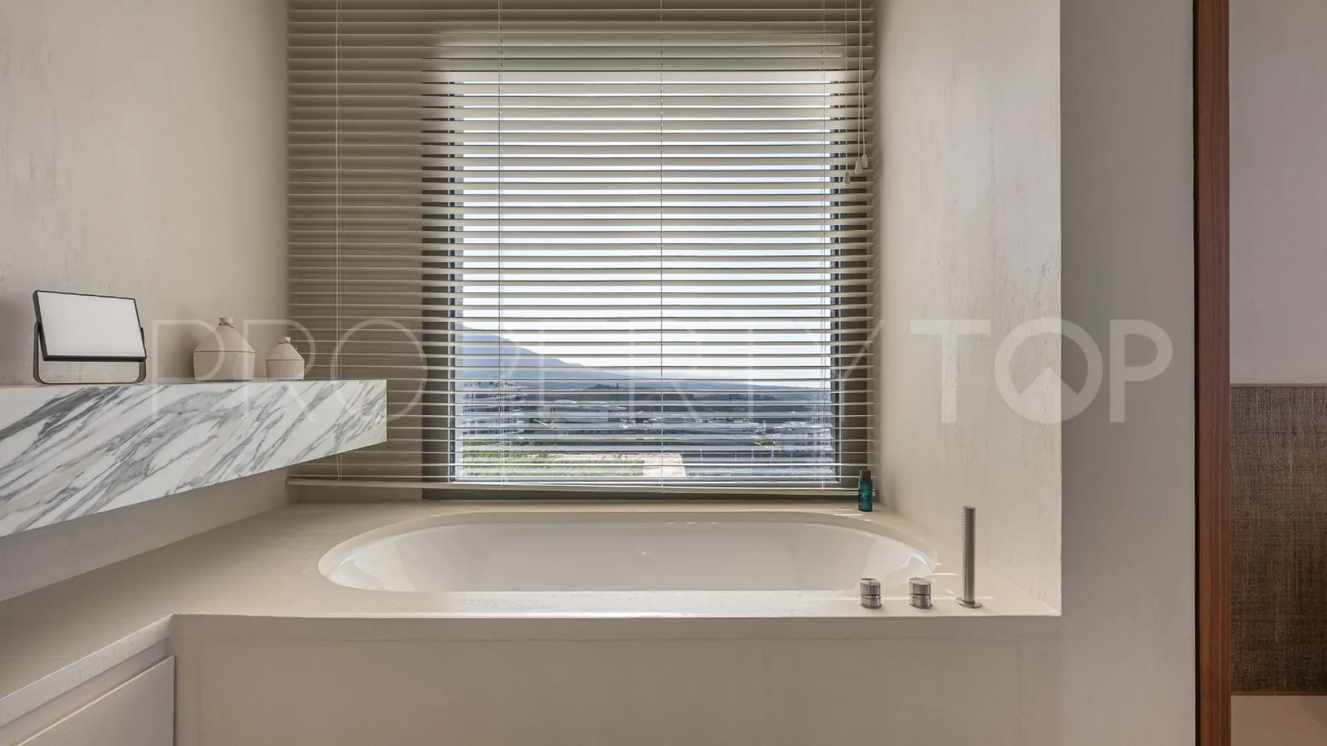 Byu Hills 3 bedrooms apartment for sale