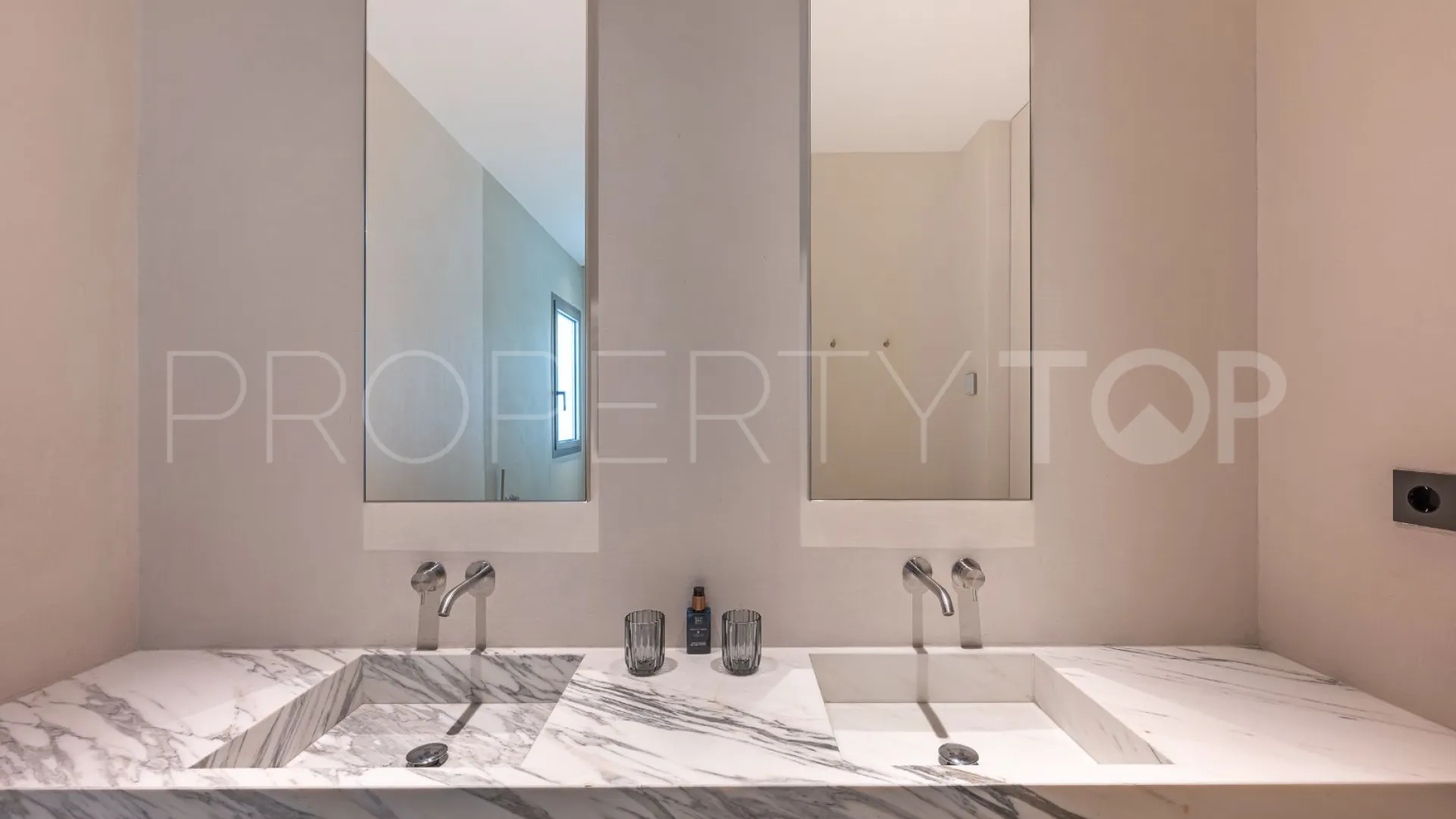 Byu Hills 3 bedrooms apartment for sale