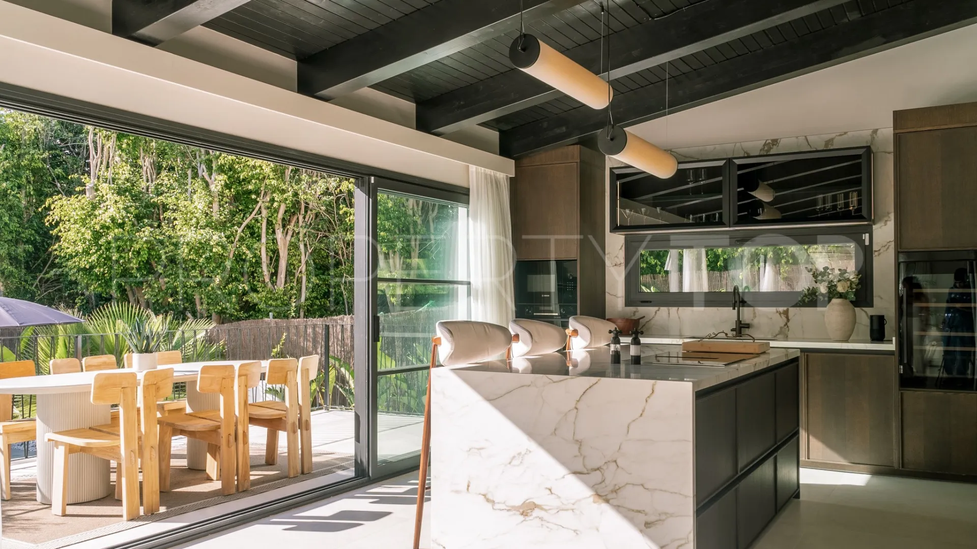 Villa for sale in Nueva Andalucia with 5 bedrooms