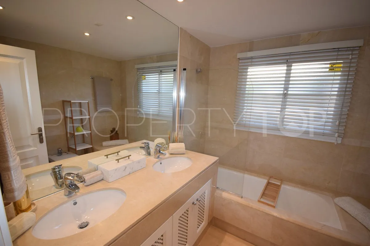 3 bedrooms Nueva Andalucia ground floor apartment for sale