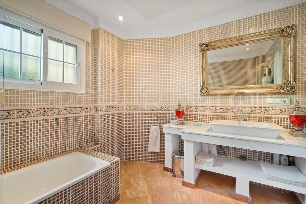 For sale villa with 6 bedrooms in Benahavis
