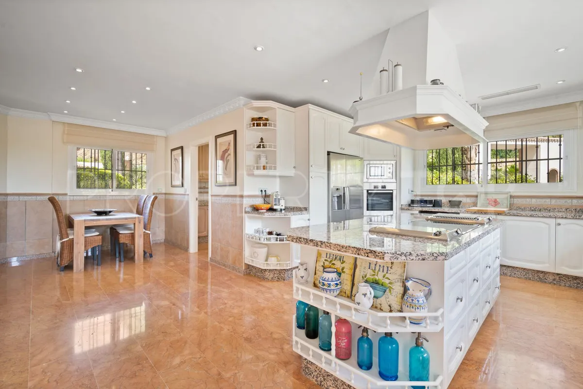 For sale villa with 6 bedrooms in Benahavis