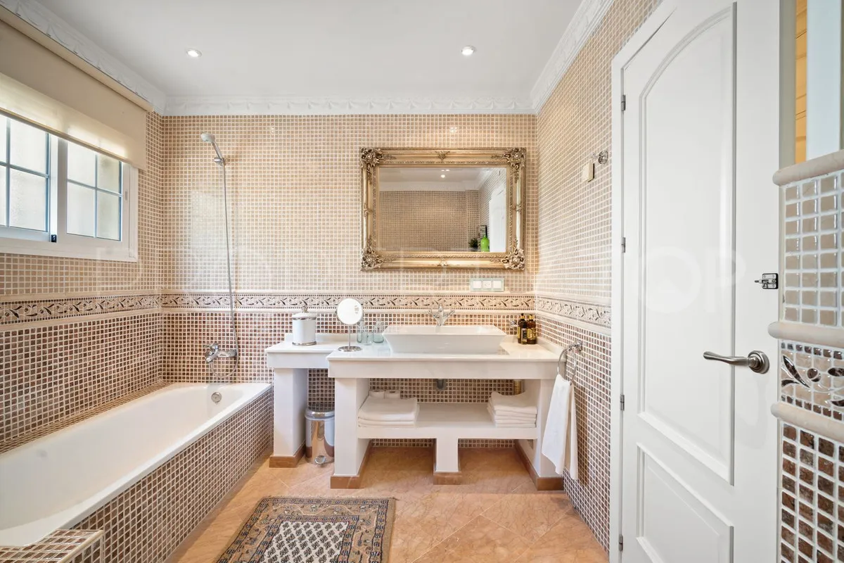 For sale villa with 6 bedrooms in Benahavis