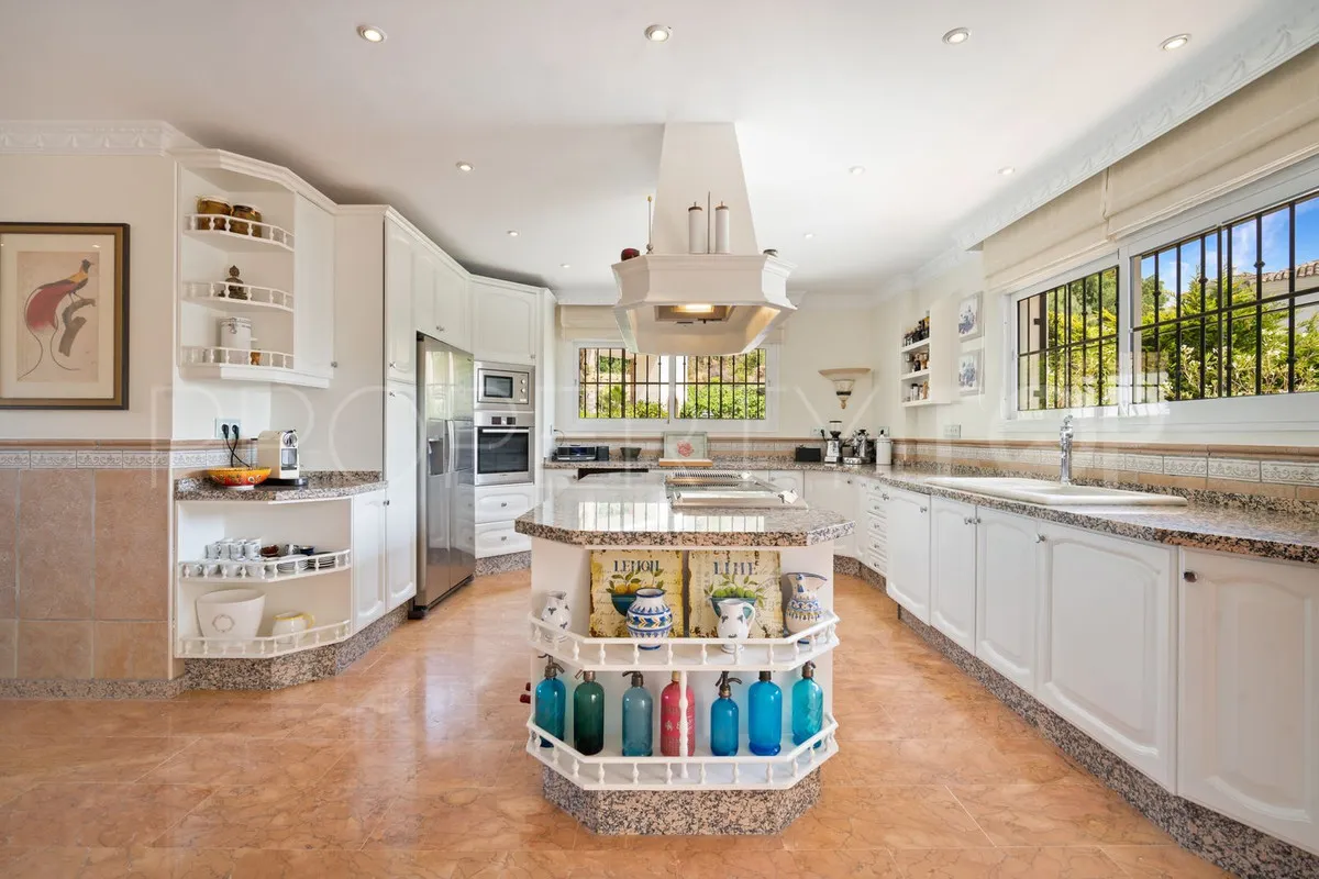 For sale villa with 6 bedrooms in Benahavis