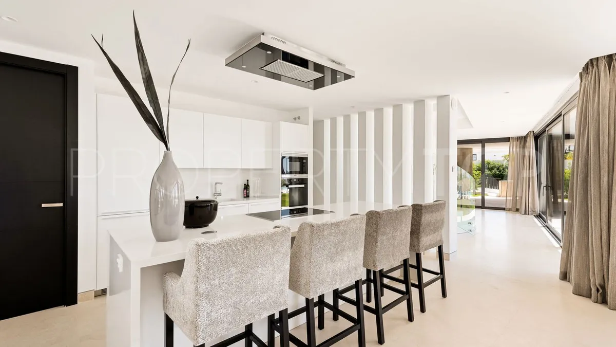 Villa en venta con 5 dormitorios en Benahavis