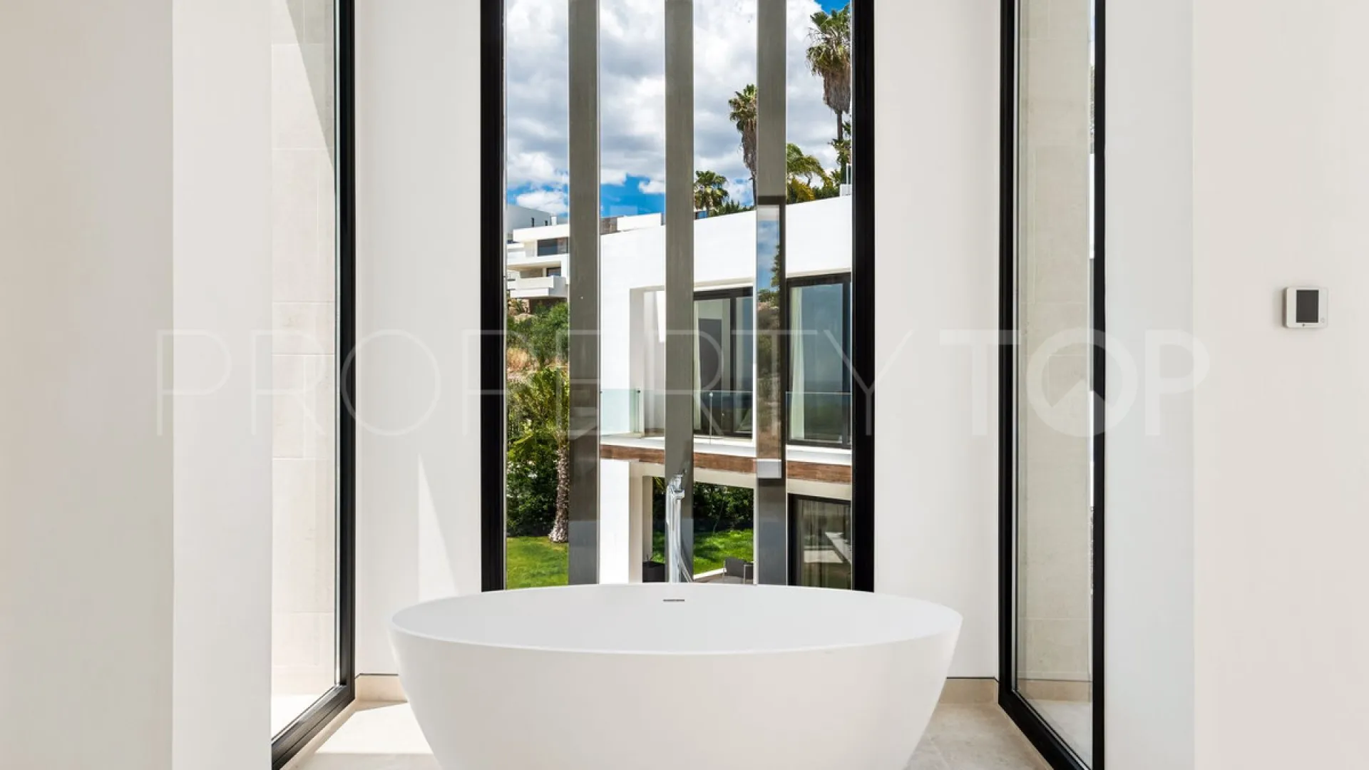 Villa en venta con 5 dormitorios en Benahavis