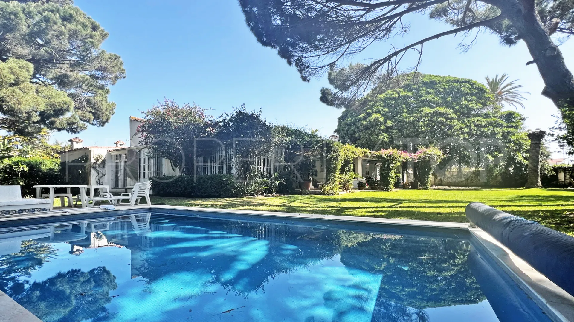 Buy 4 bedrooms villa in Casasola