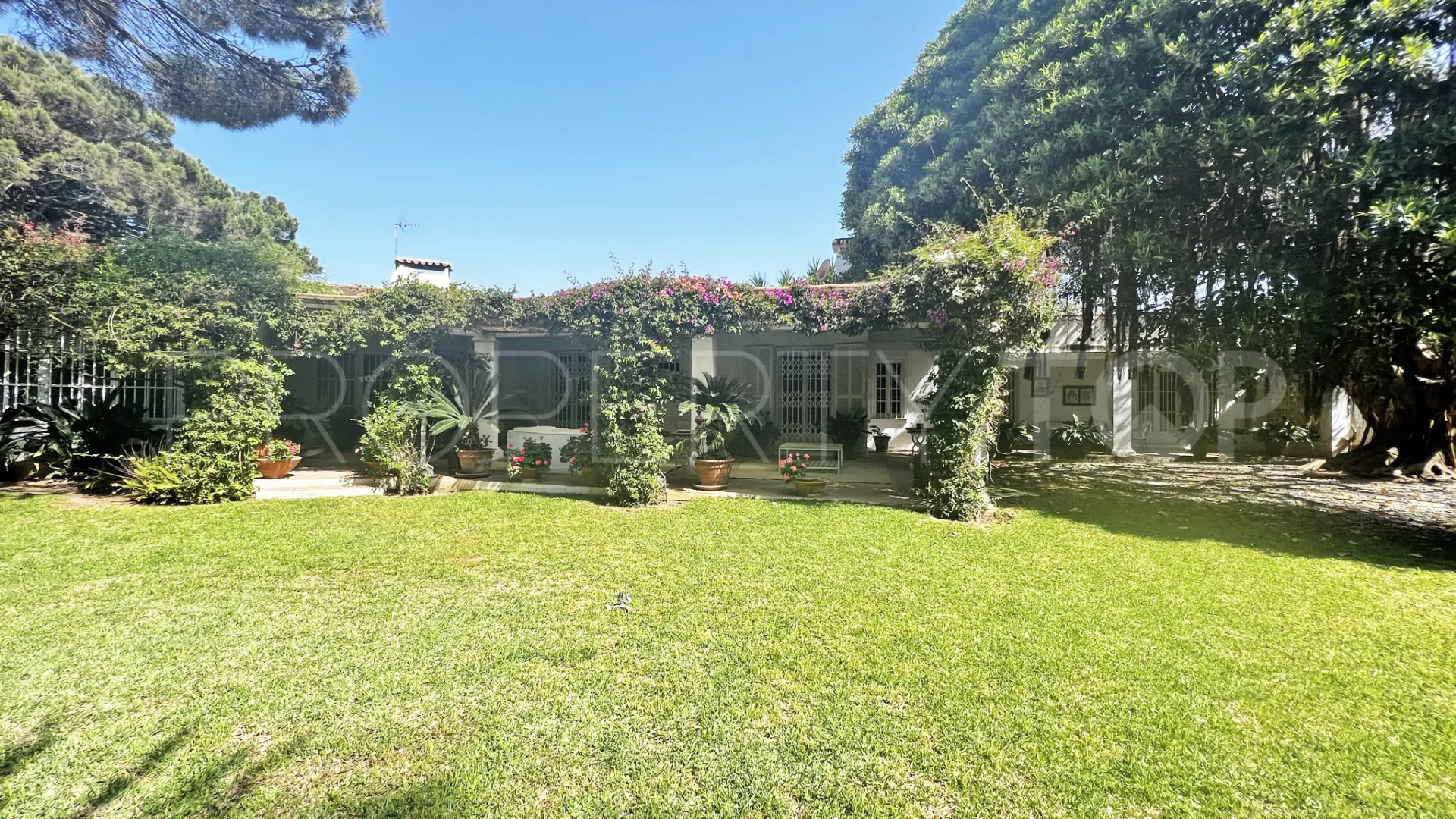 Buy 4 bedrooms villa in Casasola