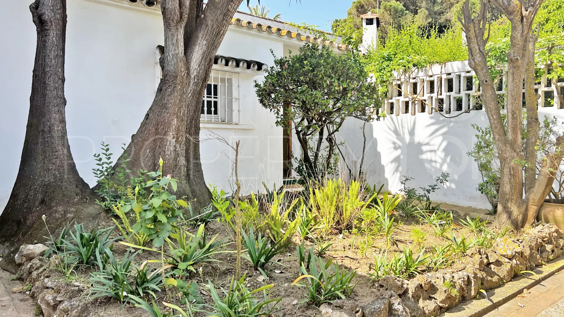 Buy 4 bedrooms villa in Casasola