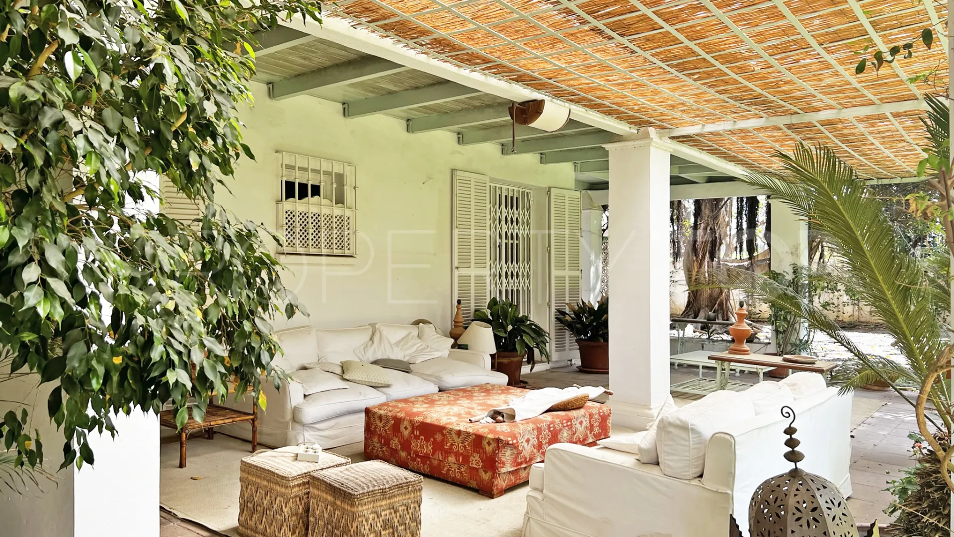 Buy 4 bedrooms villa in Casasola