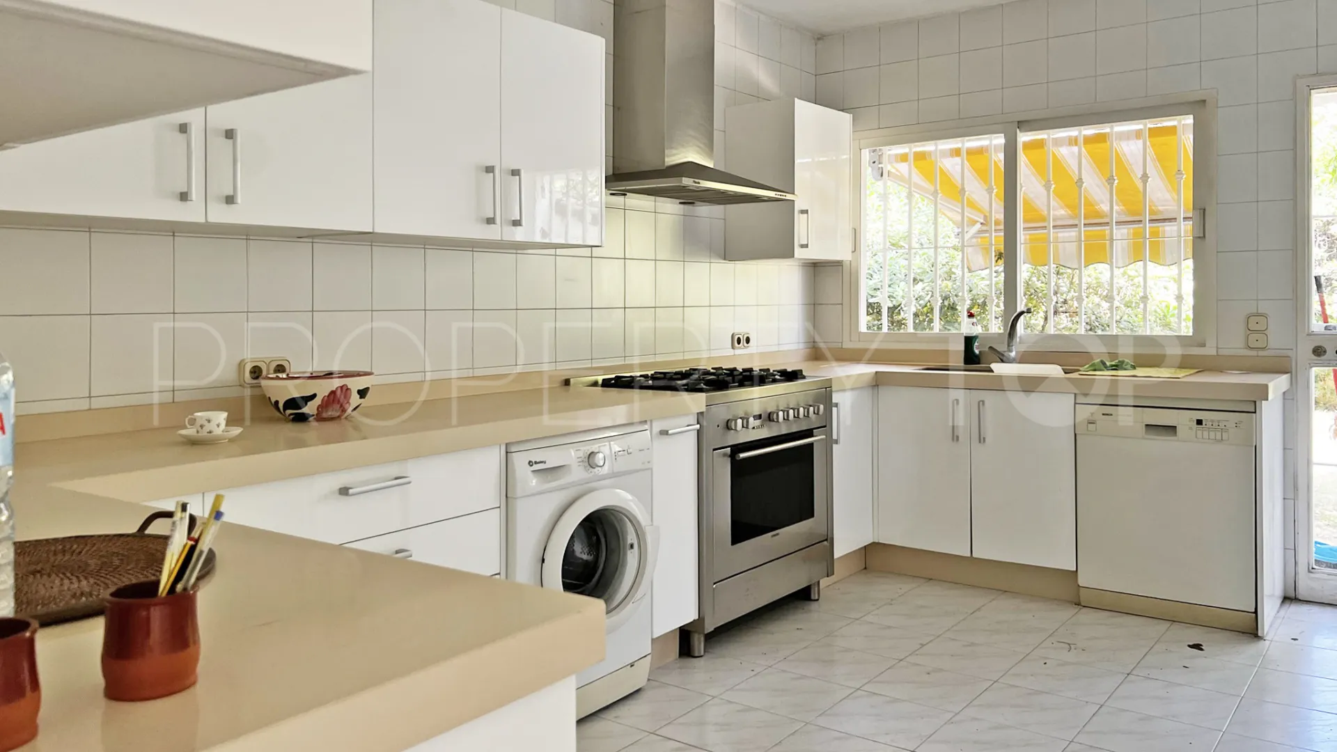 Buy 4 bedrooms villa in Casasola