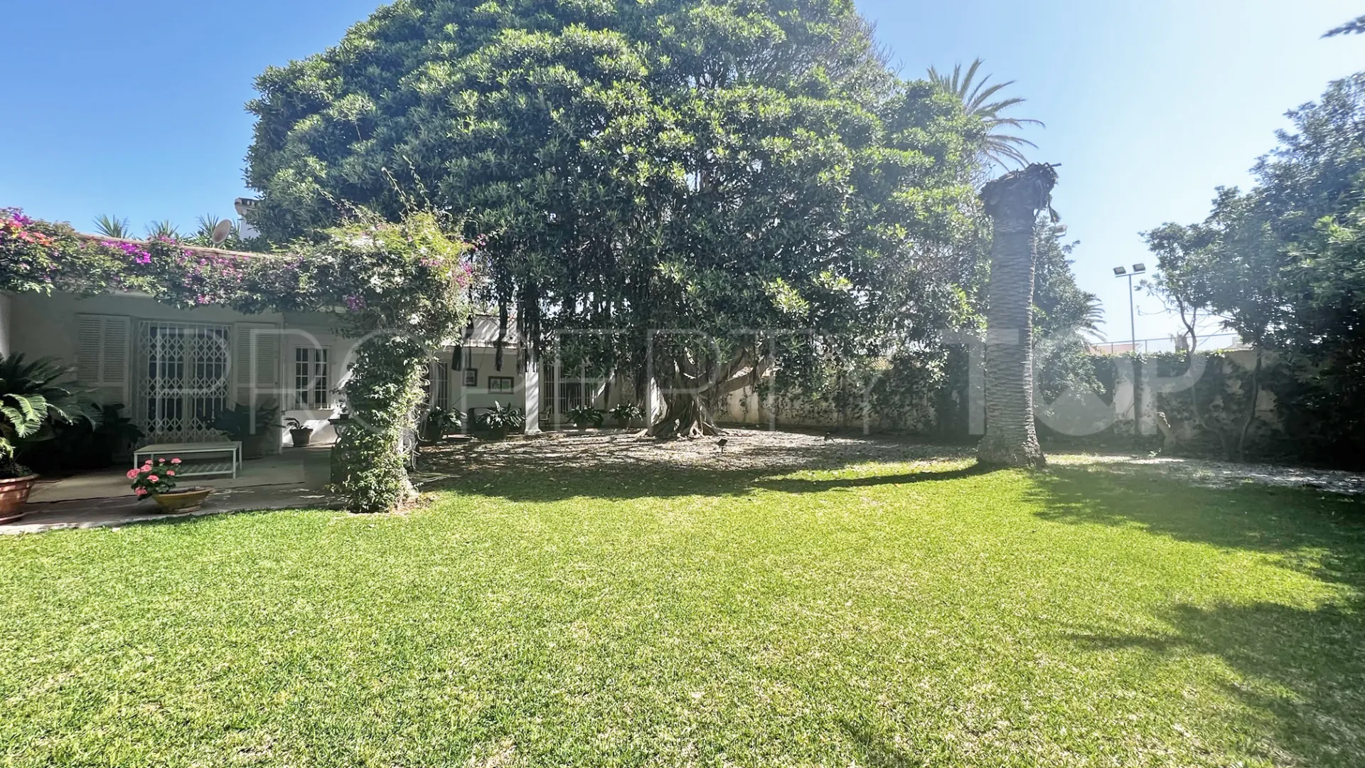 Buy 4 bedrooms villa in Casasola