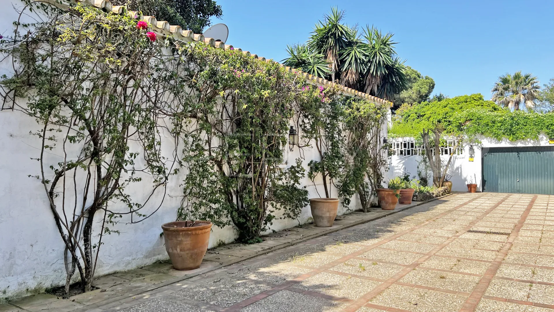 Buy 4 bedrooms villa in Casasola