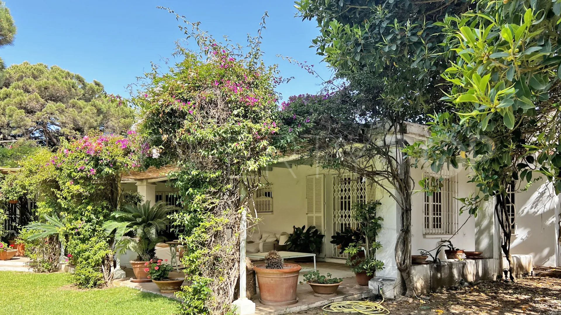 Buy 4 bedrooms villa in Casasola