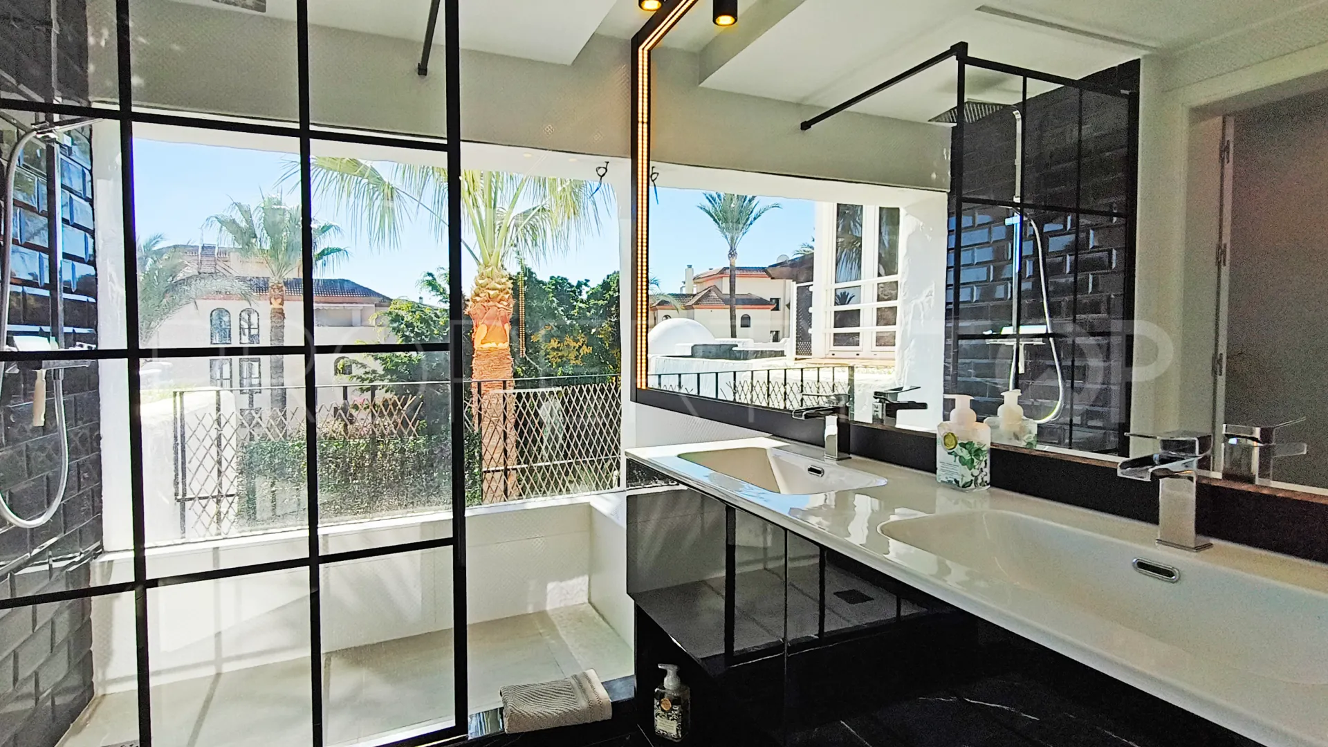 Duplex de 4 dormitorios en venta en Alcazaba
