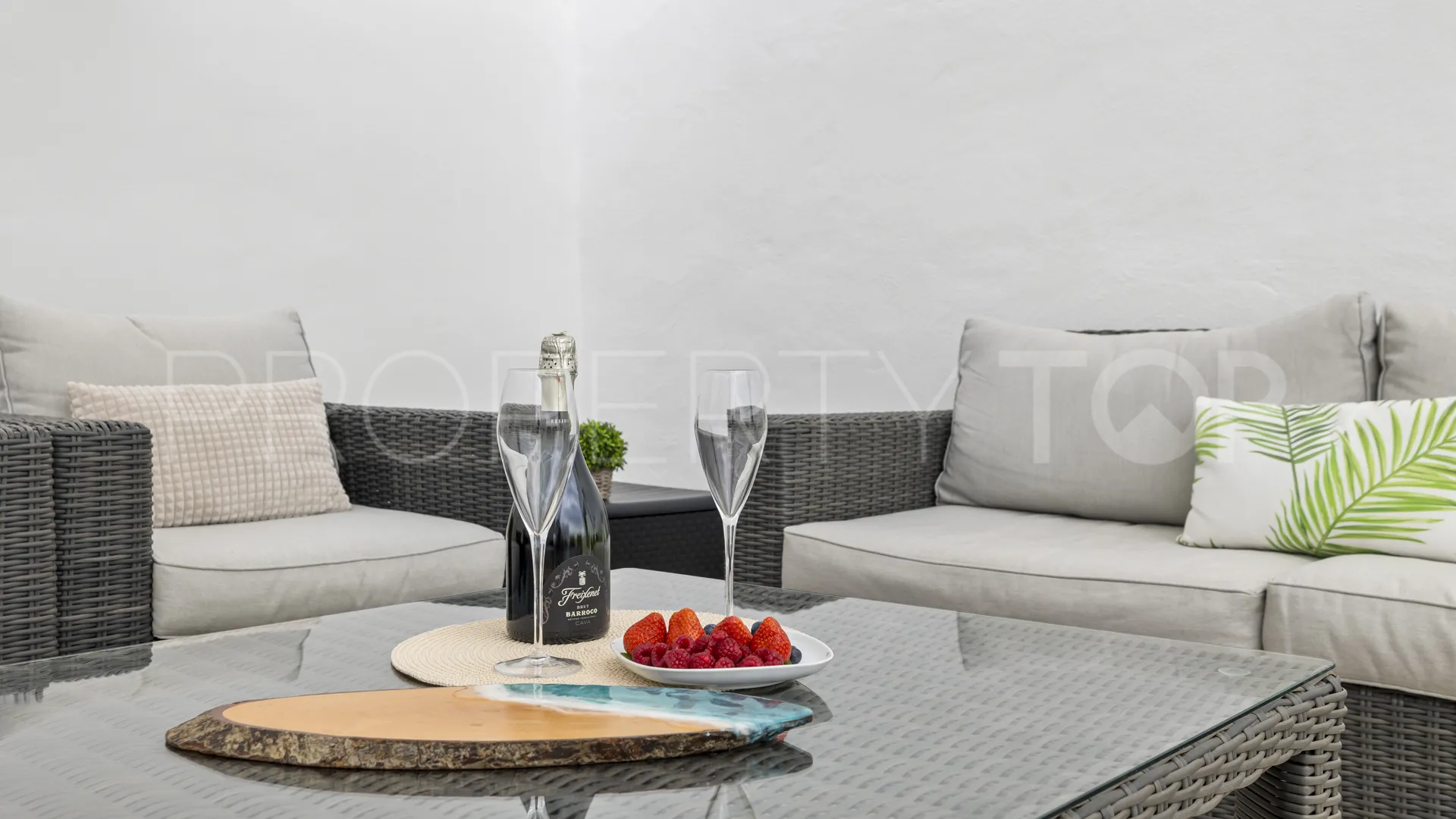 Penthouse in Playas del Duque for sale