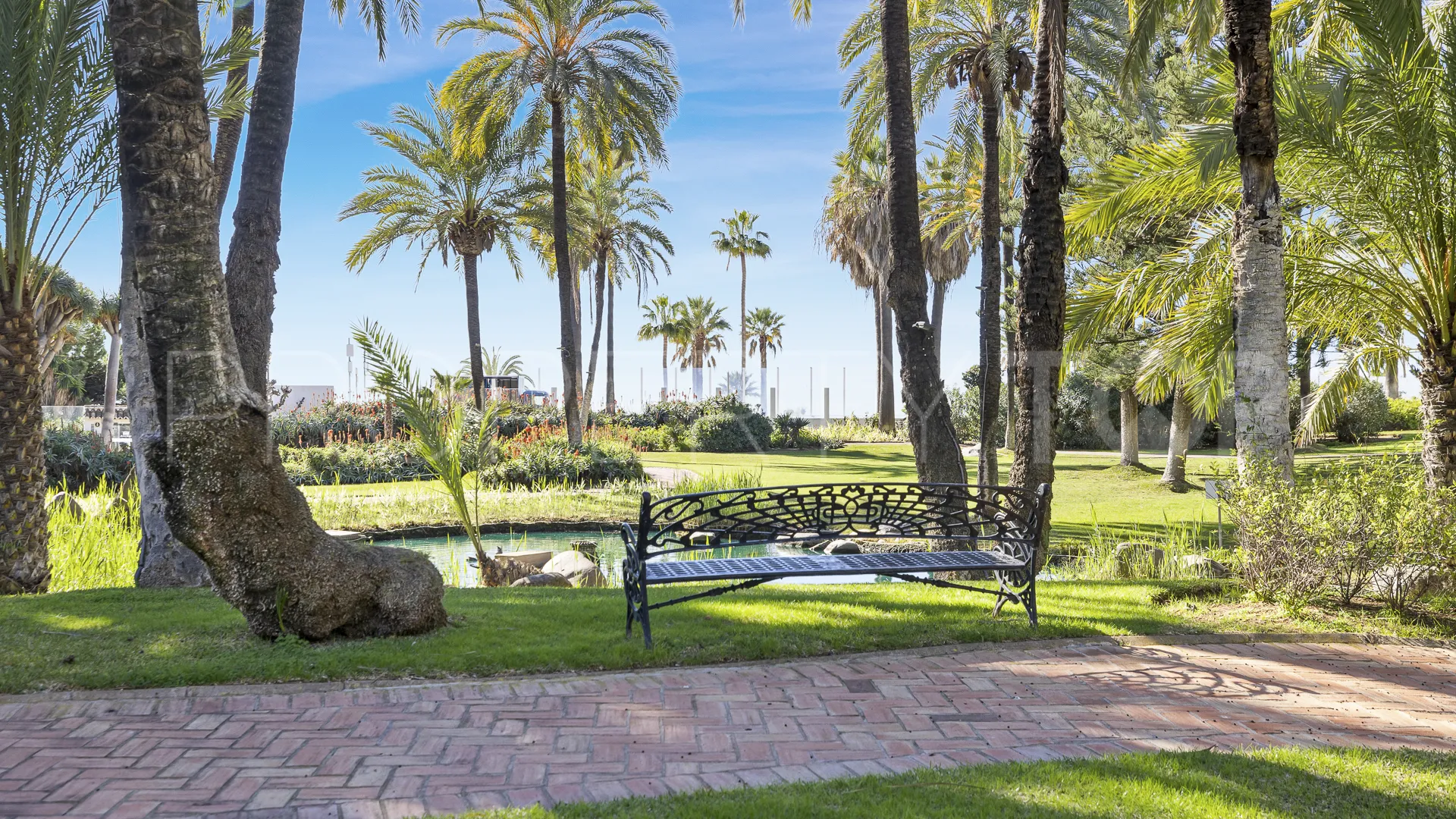 Penthouse in Playas del Duque for sale