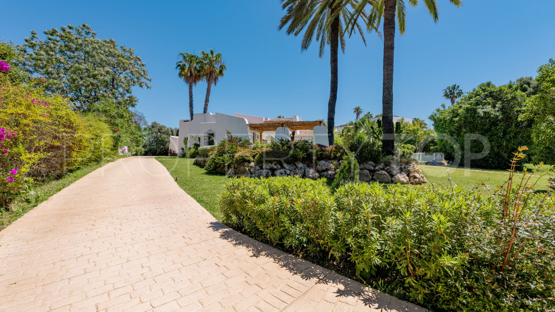 For sale villa with 7 bedrooms in Guadalmina Baja