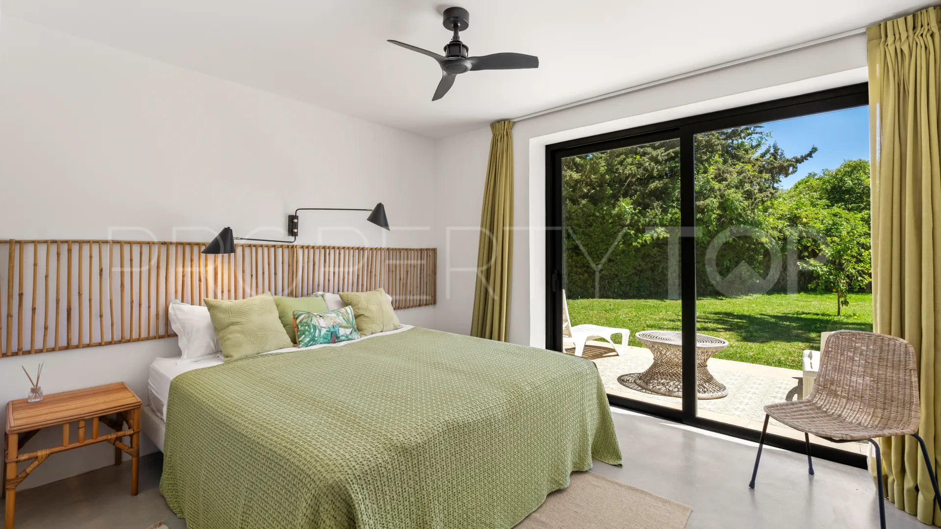 For sale villa with 7 bedrooms in Guadalmina Baja