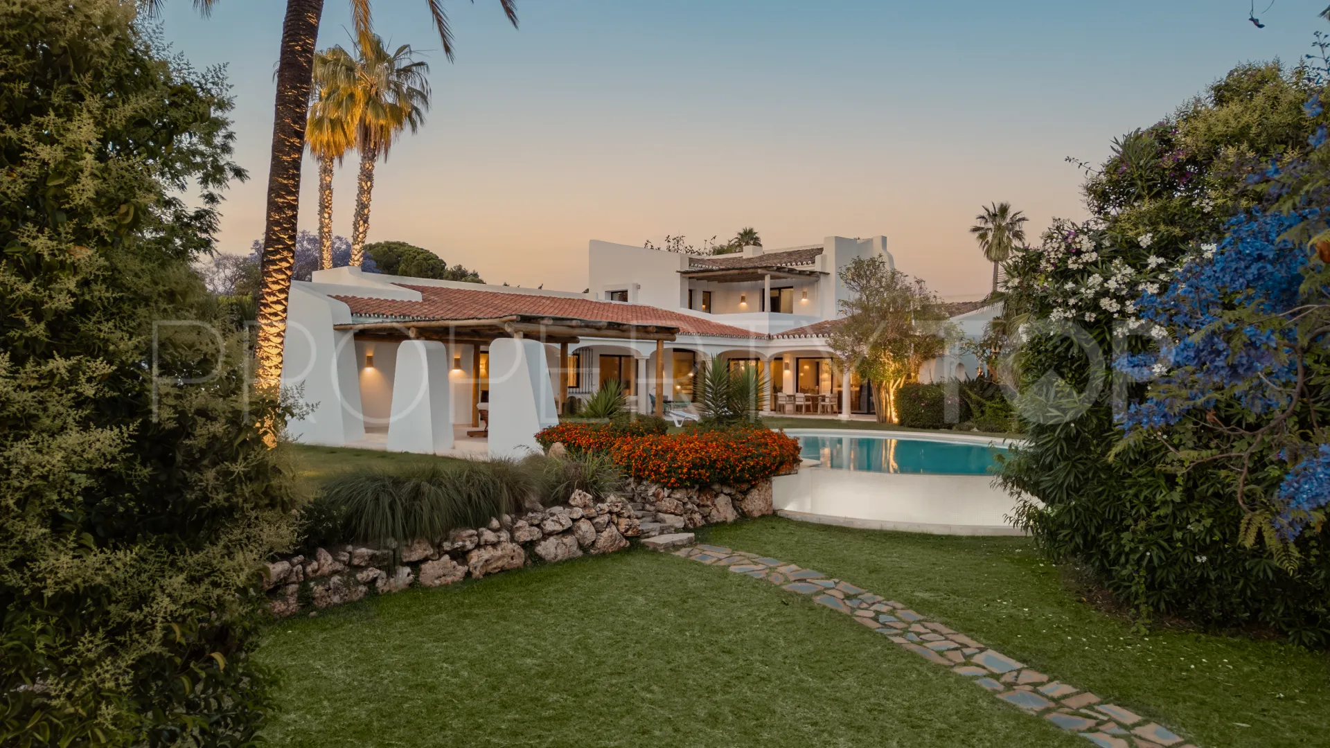 For sale villa with 7 bedrooms in Guadalmina Baja