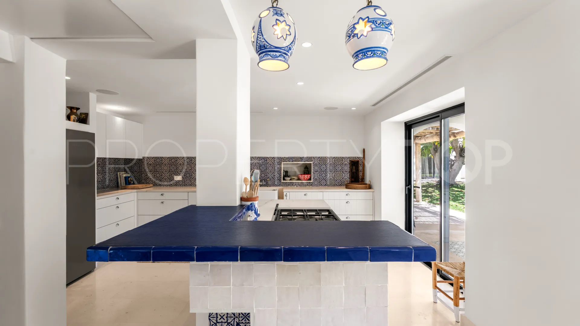 For sale villa with 7 bedrooms in Guadalmina Baja