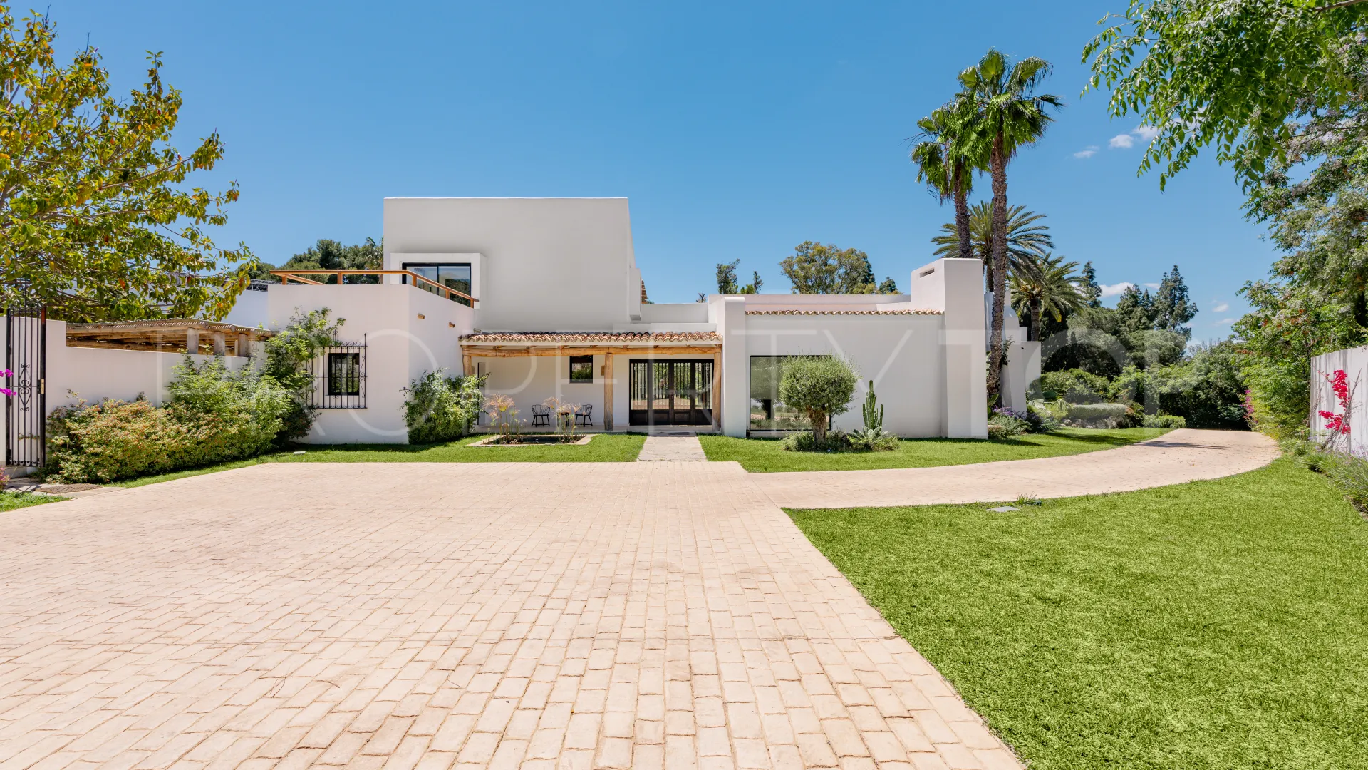 For sale villa with 7 bedrooms in Guadalmina Baja