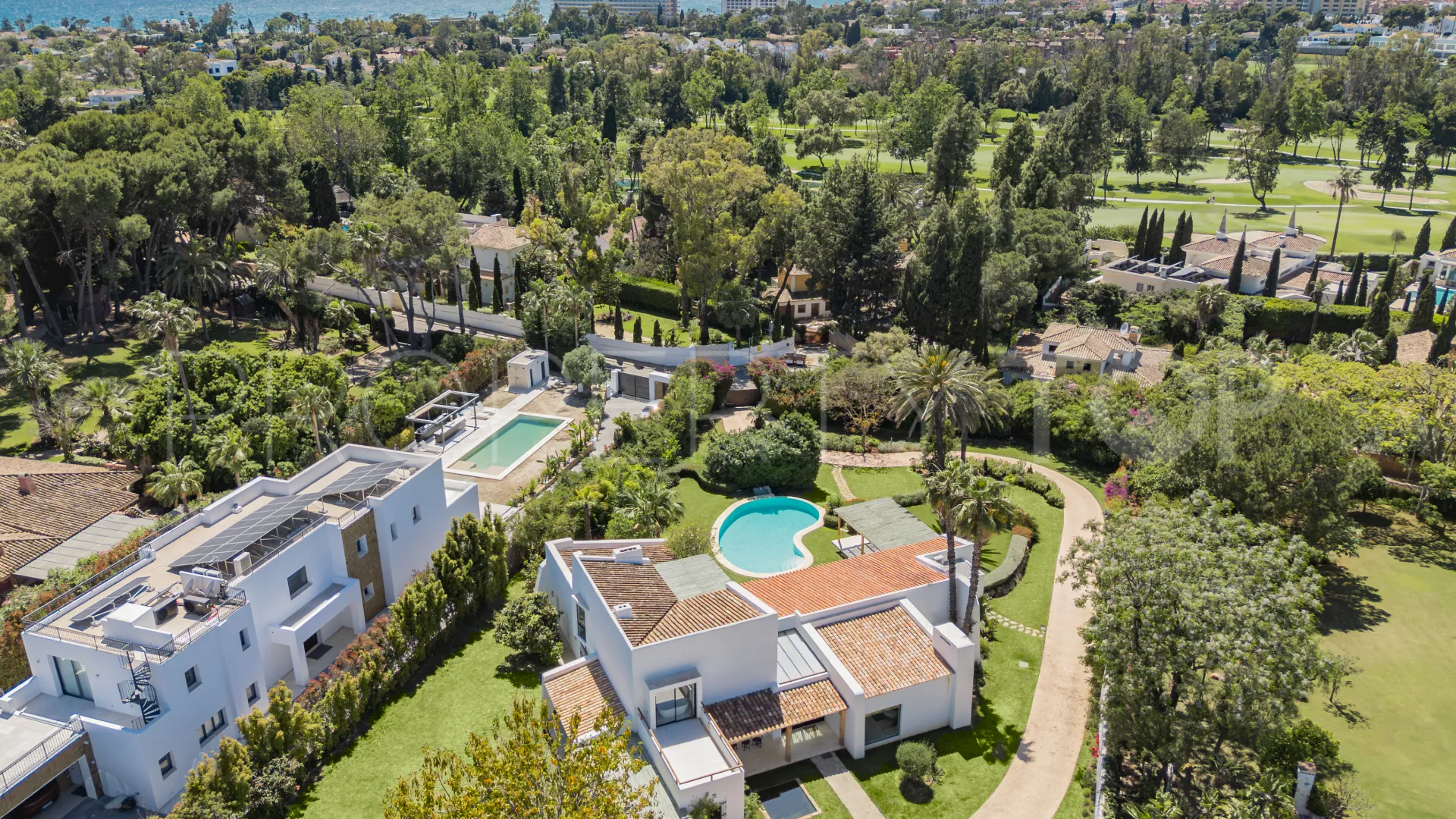 For sale villa with 7 bedrooms in Guadalmina Baja