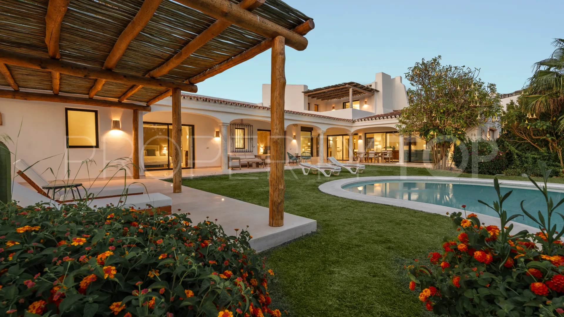 For sale villa with 7 bedrooms in Guadalmina Baja