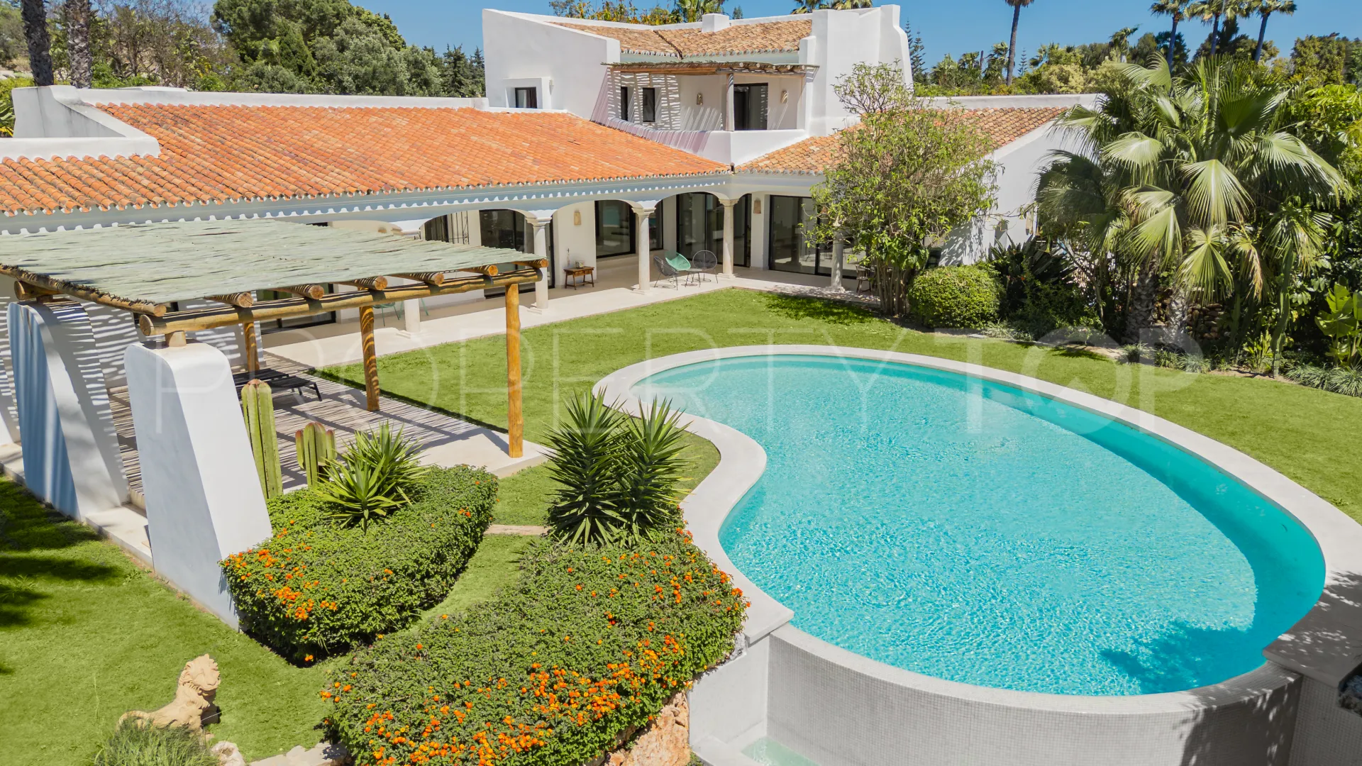 For sale villa with 7 bedrooms in Guadalmina Baja