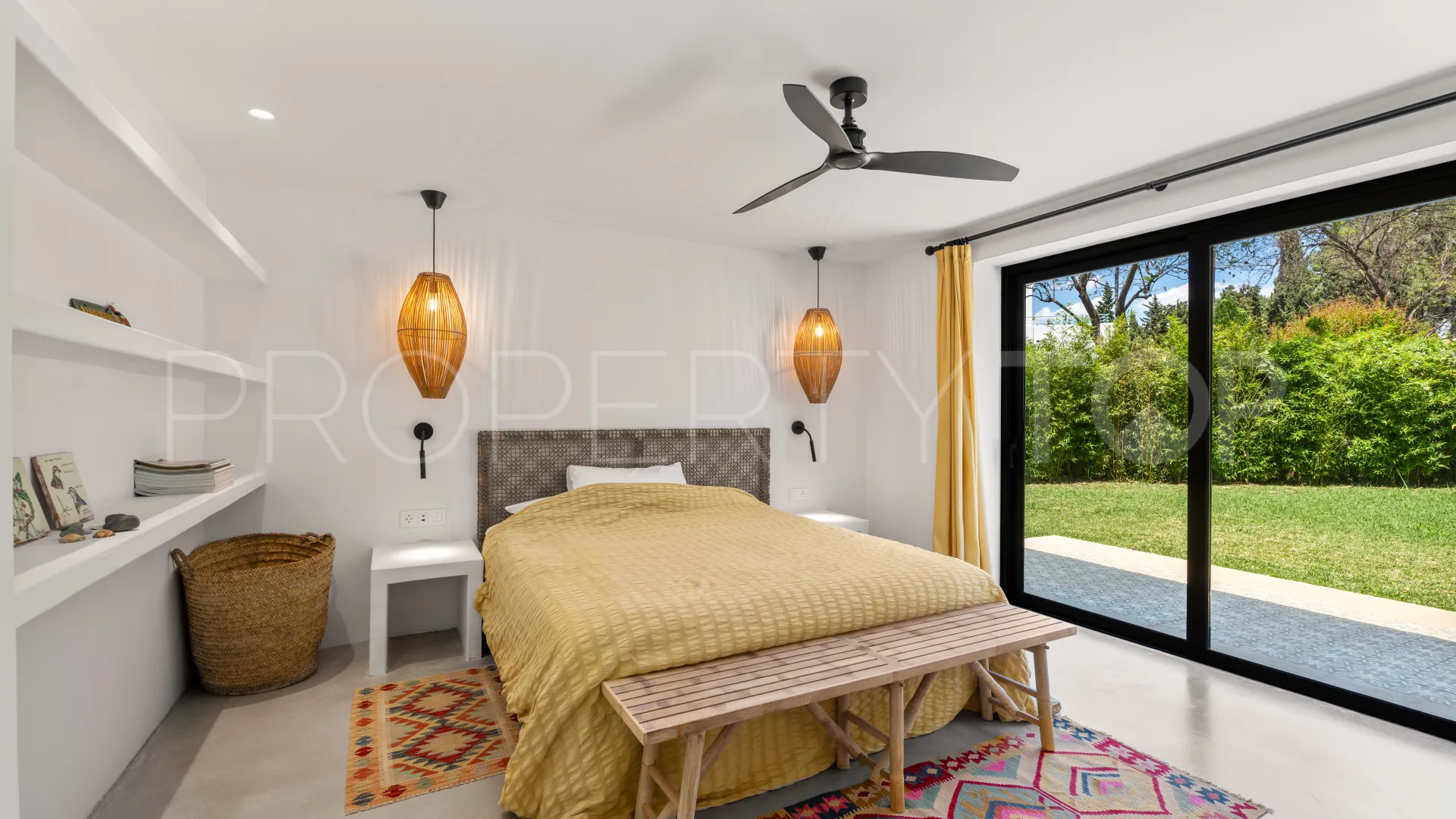 For sale villa with 7 bedrooms in Guadalmina Baja