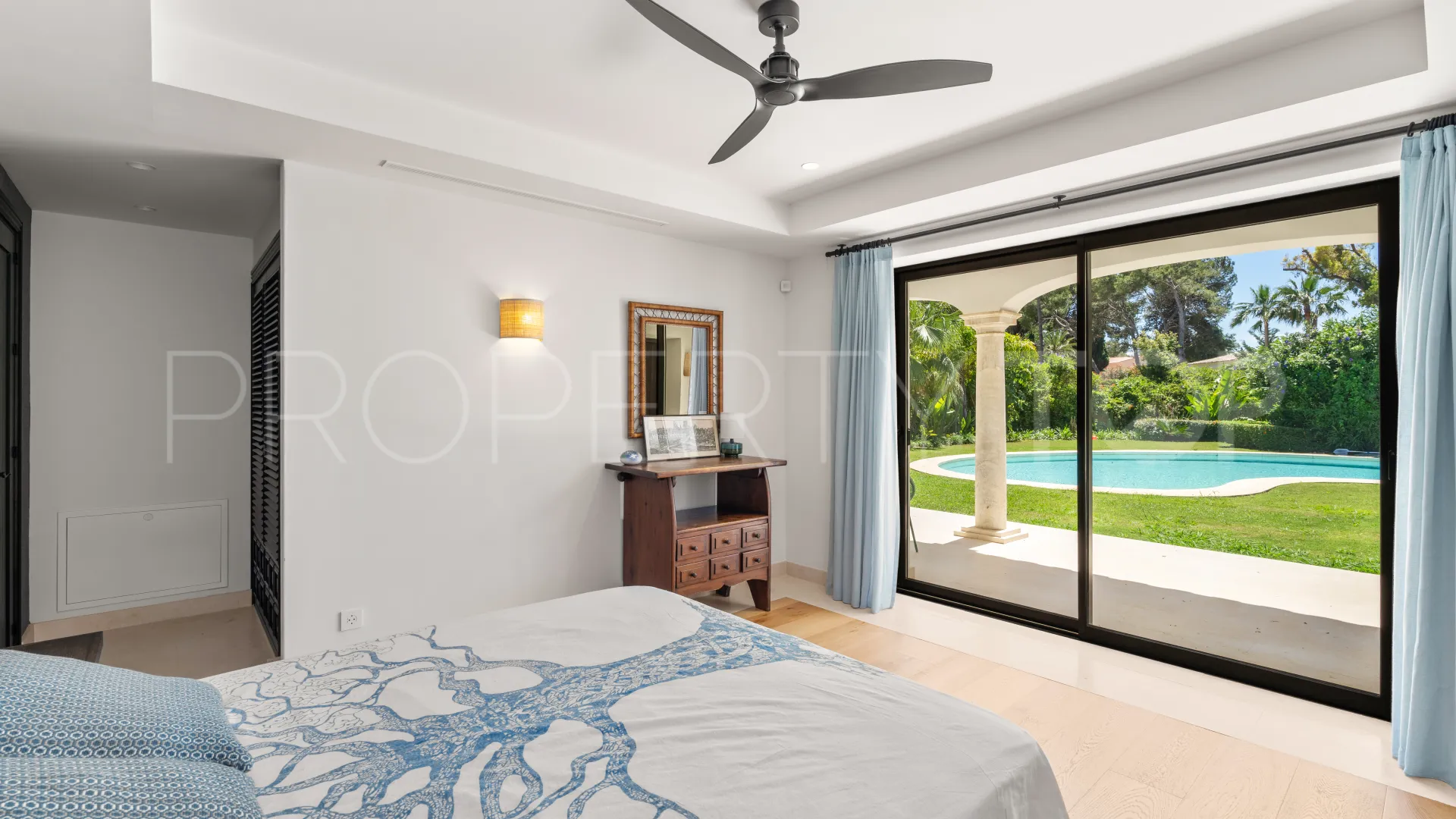 For sale villa with 7 bedrooms in Guadalmina Baja