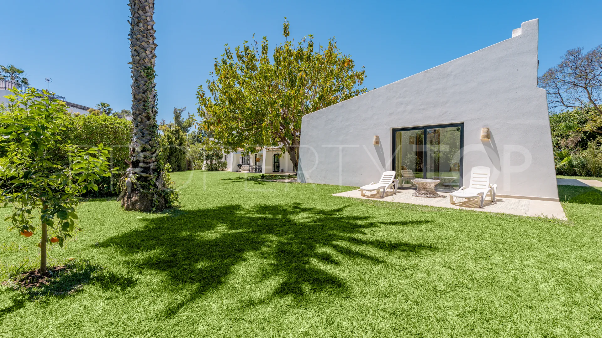 For sale villa with 7 bedrooms in Guadalmina Baja