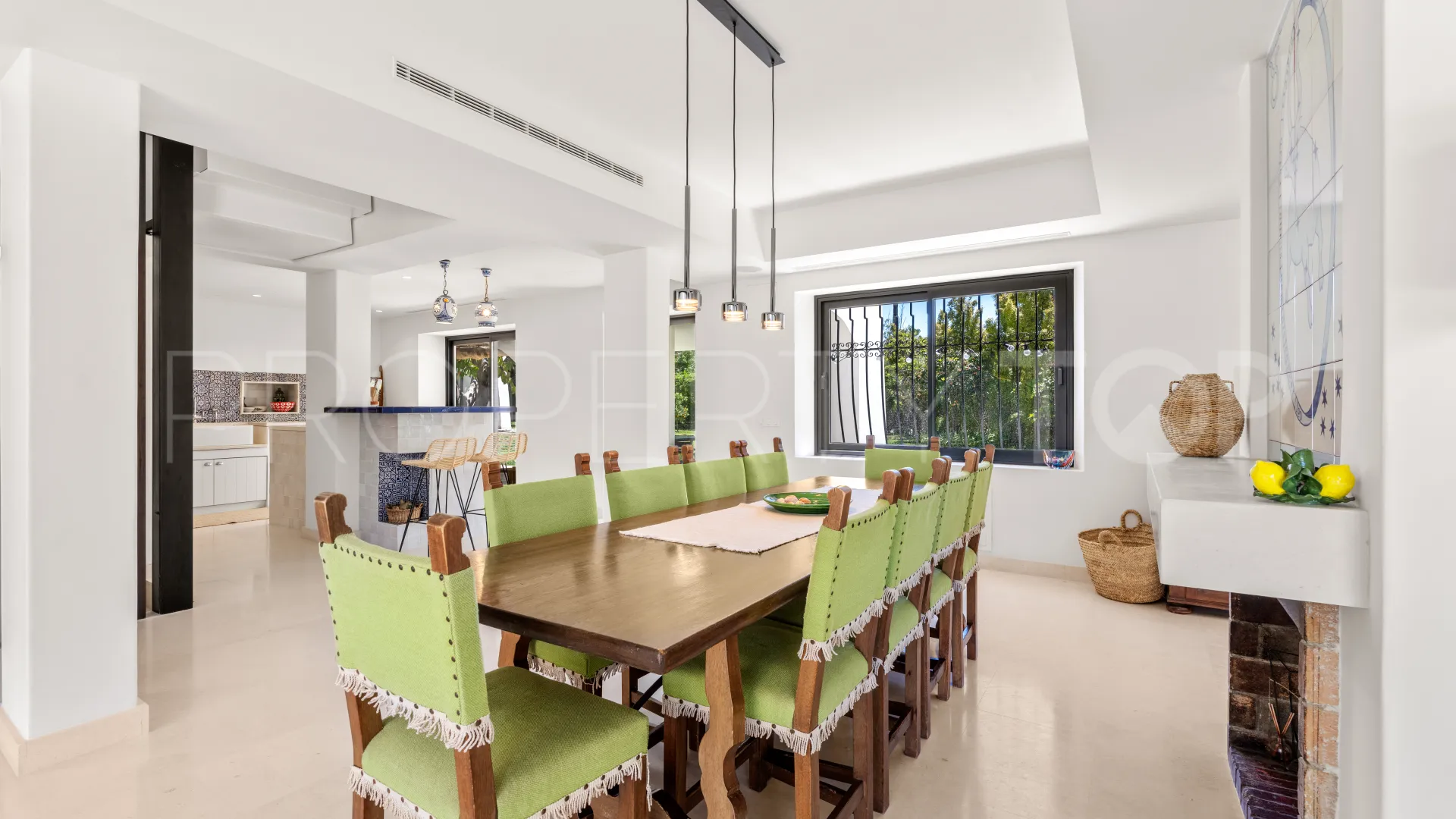 For sale villa with 7 bedrooms in Guadalmina Baja