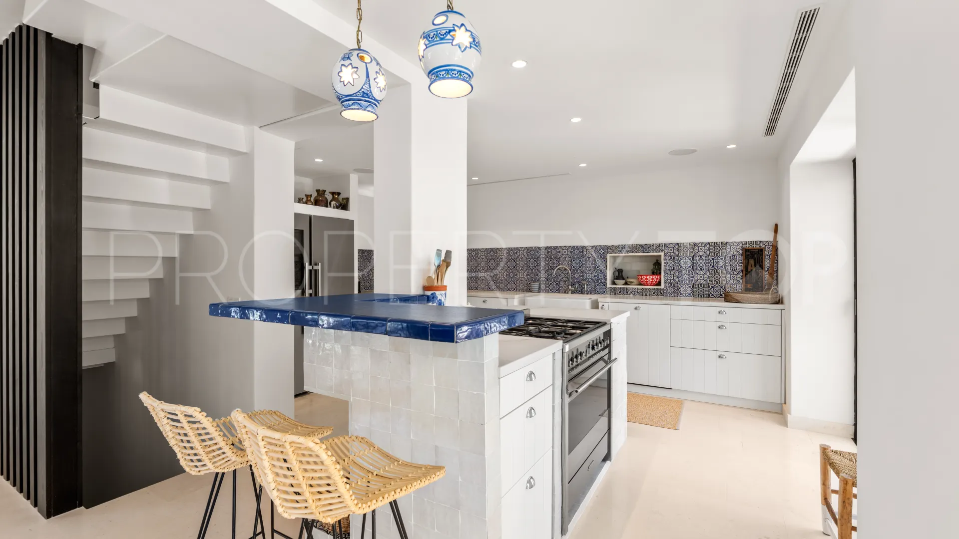 For sale villa with 7 bedrooms in Guadalmina Baja