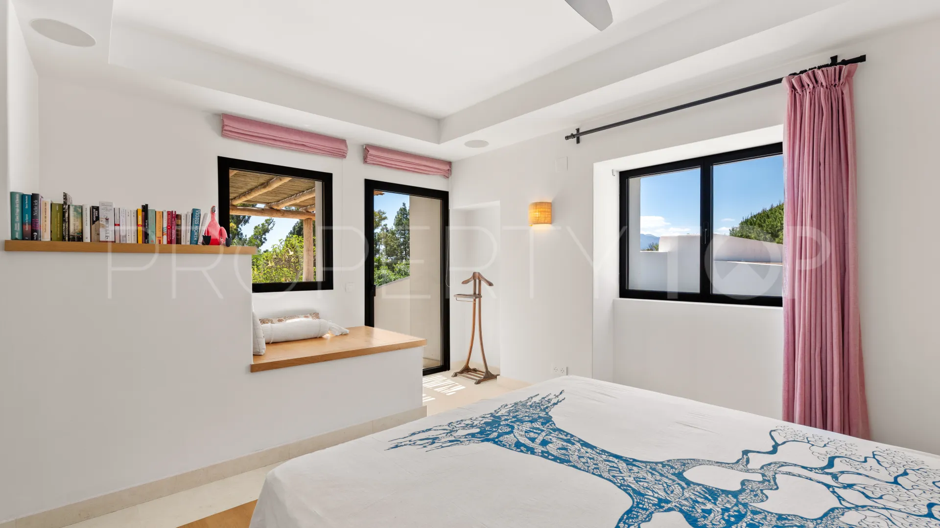 For sale villa with 7 bedrooms in Guadalmina Baja