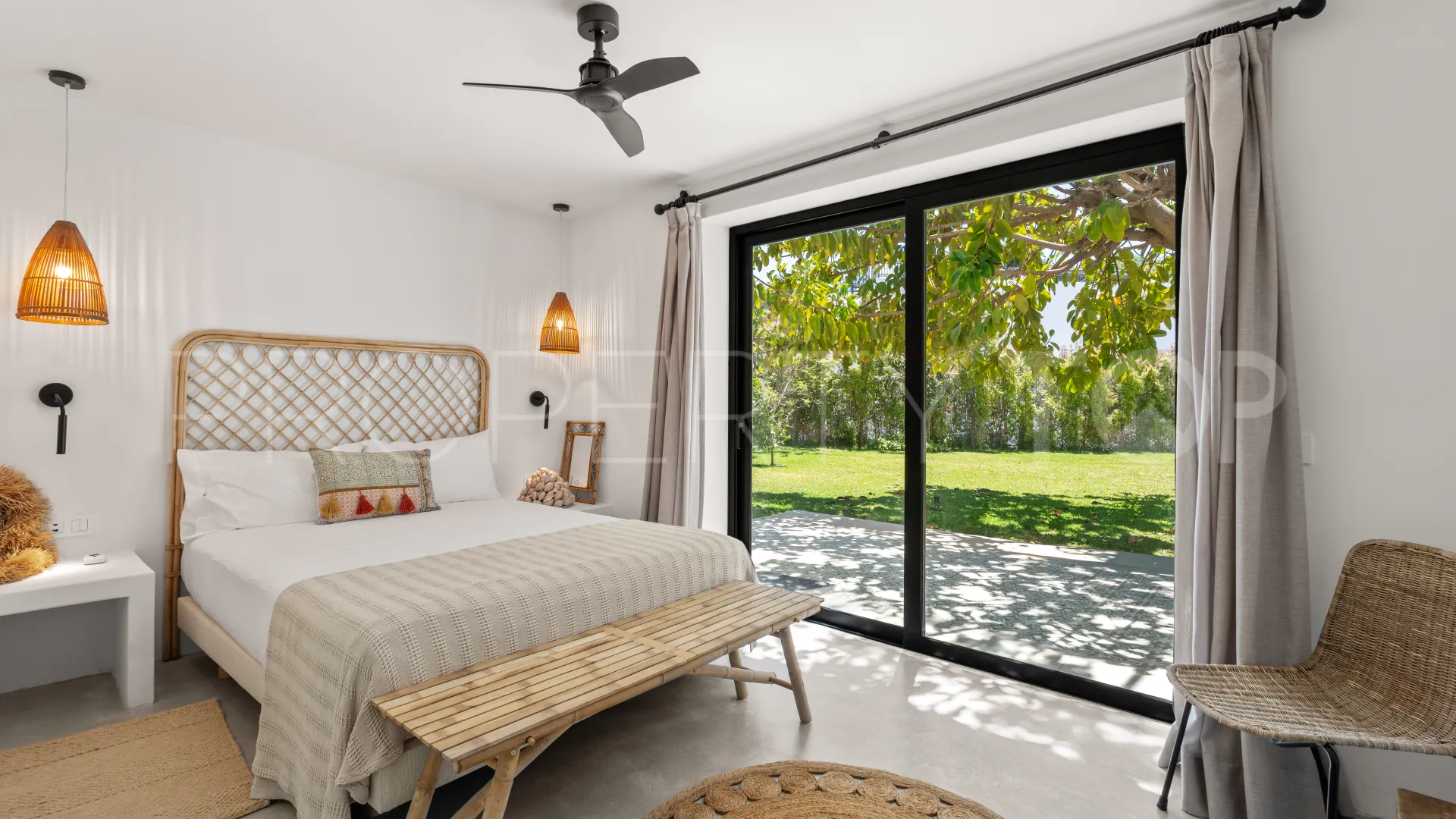 For sale villa with 7 bedrooms in Guadalmina Baja
