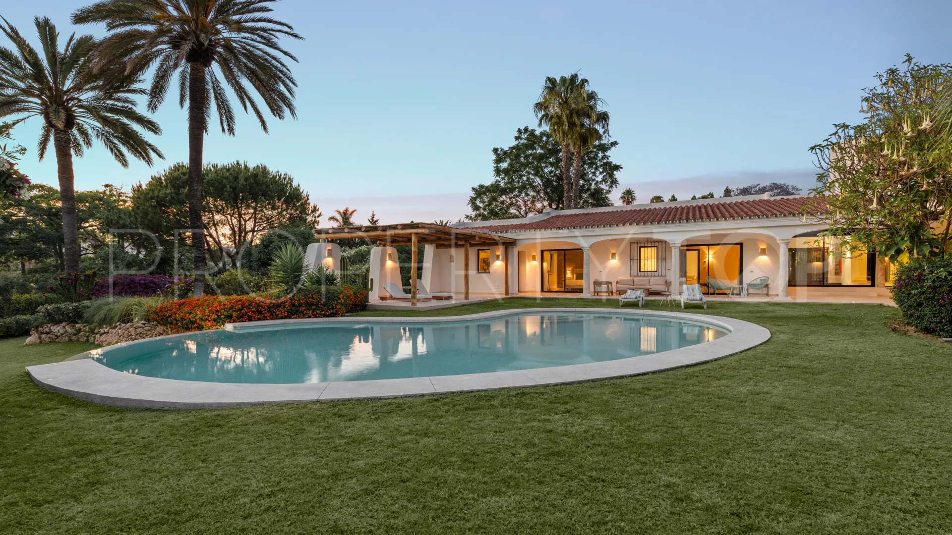 For sale villa with 7 bedrooms in Guadalmina Baja
