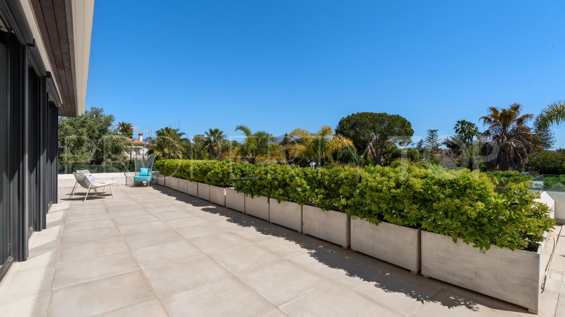Comprar villa en Estepona Este con 4 dormitorios