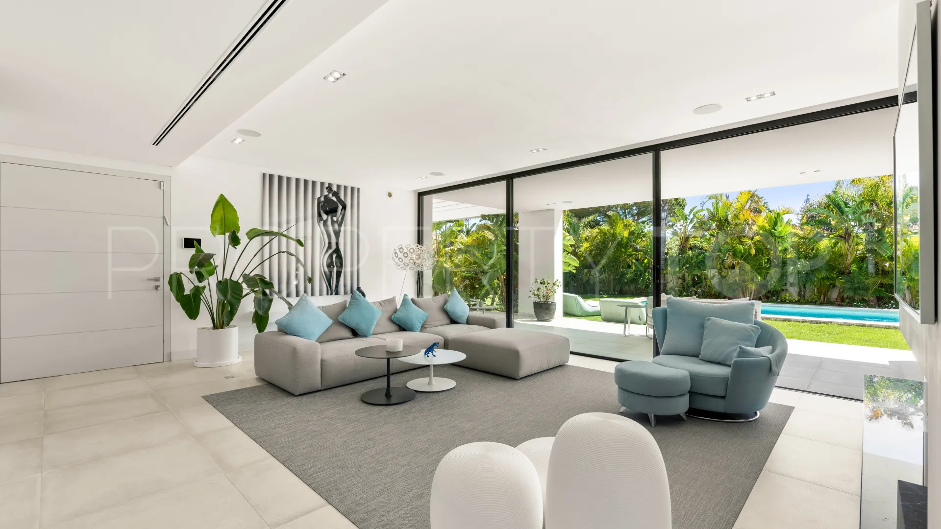 Comprar villa en Estepona Este con 4 dormitorios
