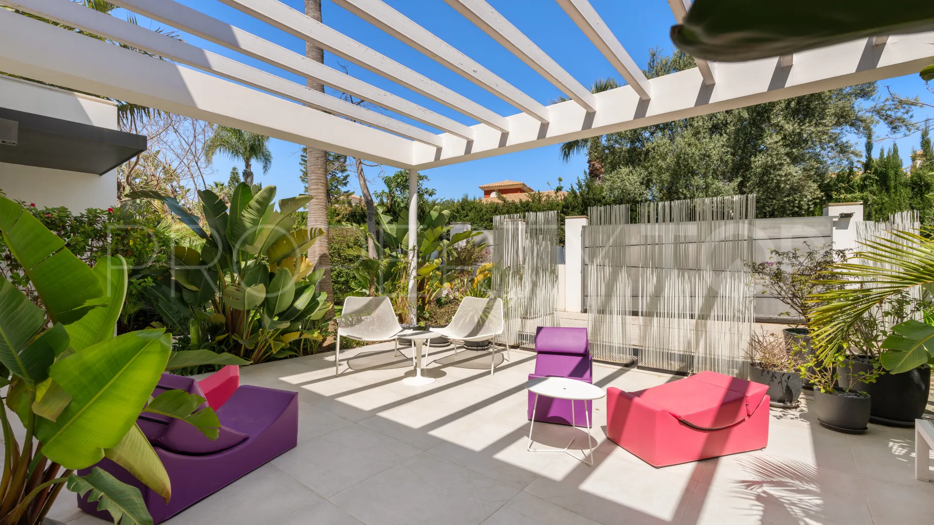 Comprar villa en Estepona Este con 4 dormitorios