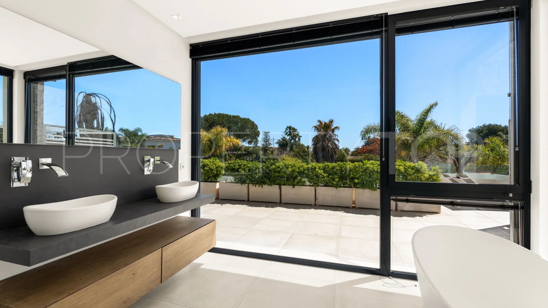 Comprar villa en Estepona Este con 4 dormitorios