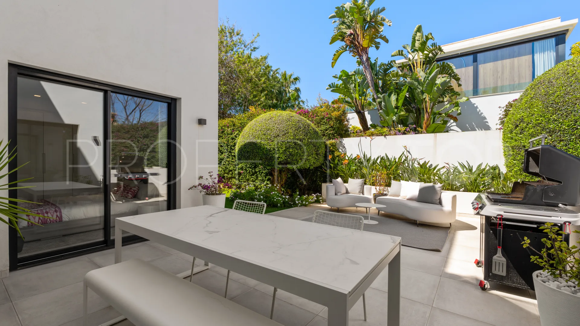 Comprar villa en Estepona Este con 4 dormitorios