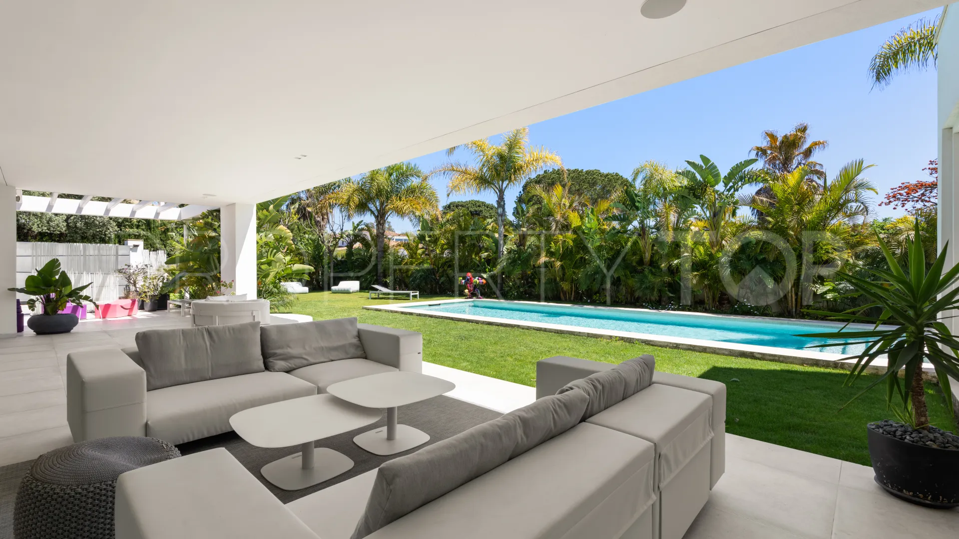 Comprar villa en Estepona Este con 4 dormitorios