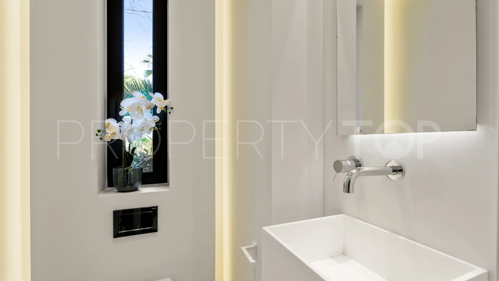Comprar villa en Estepona Este con 4 dormitorios