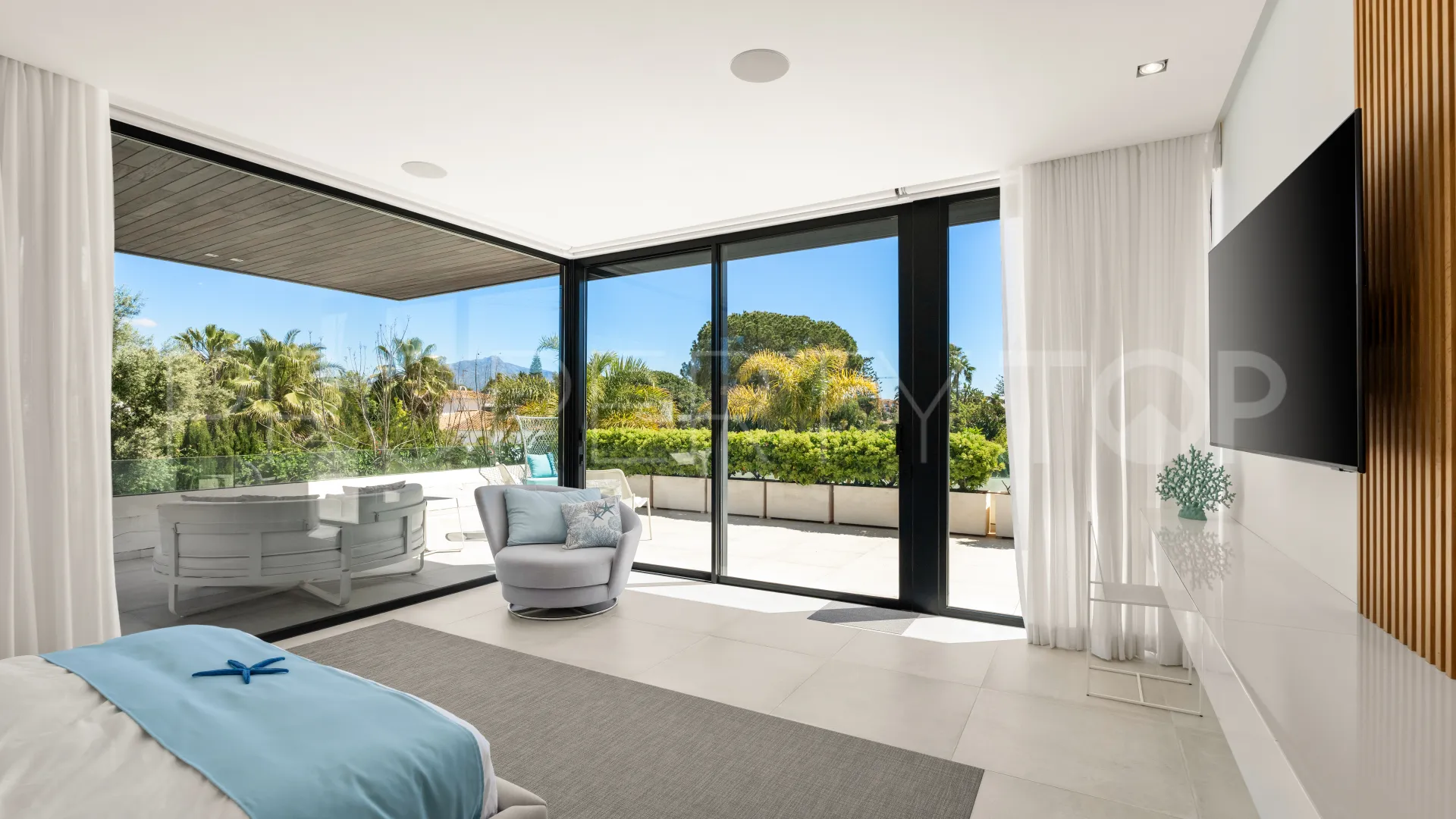 Comprar villa en Estepona Este con 4 dormitorios