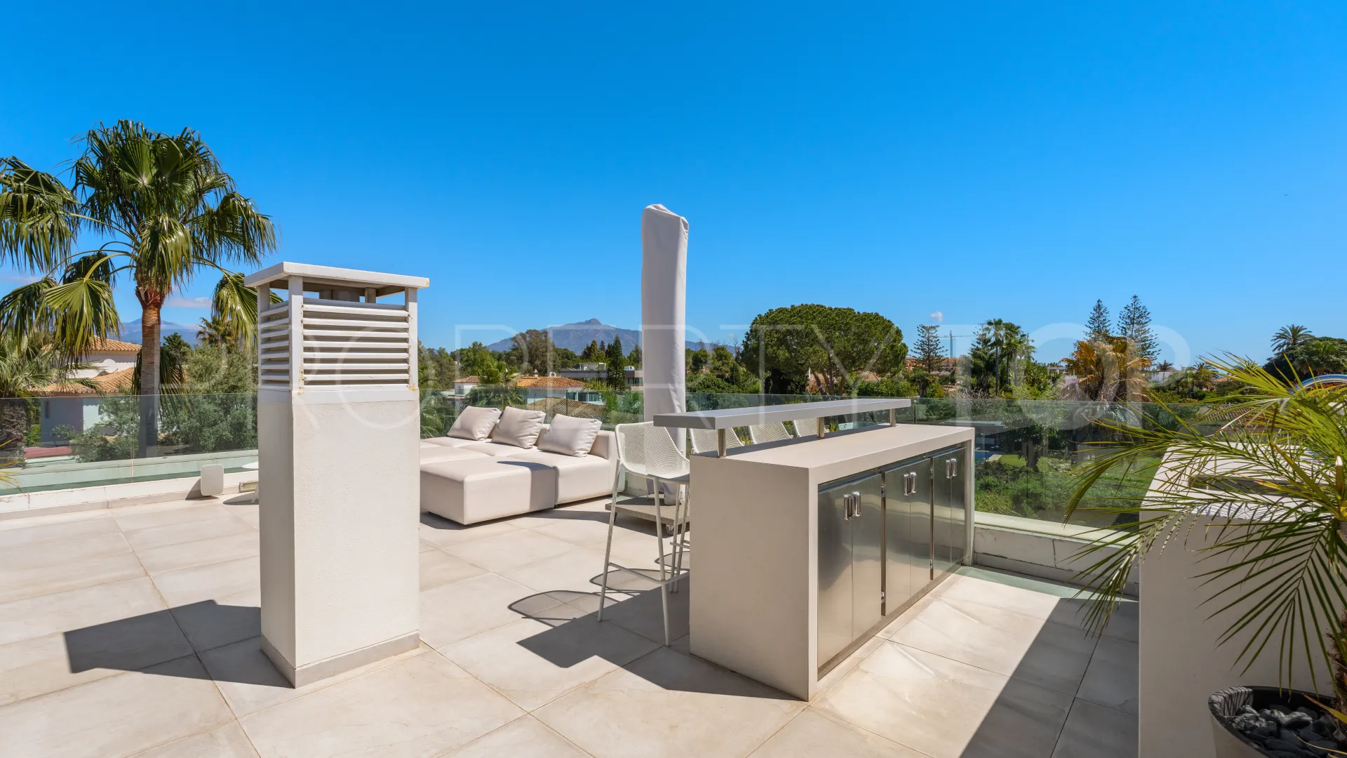 Comprar villa en Estepona Este con 4 dormitorios