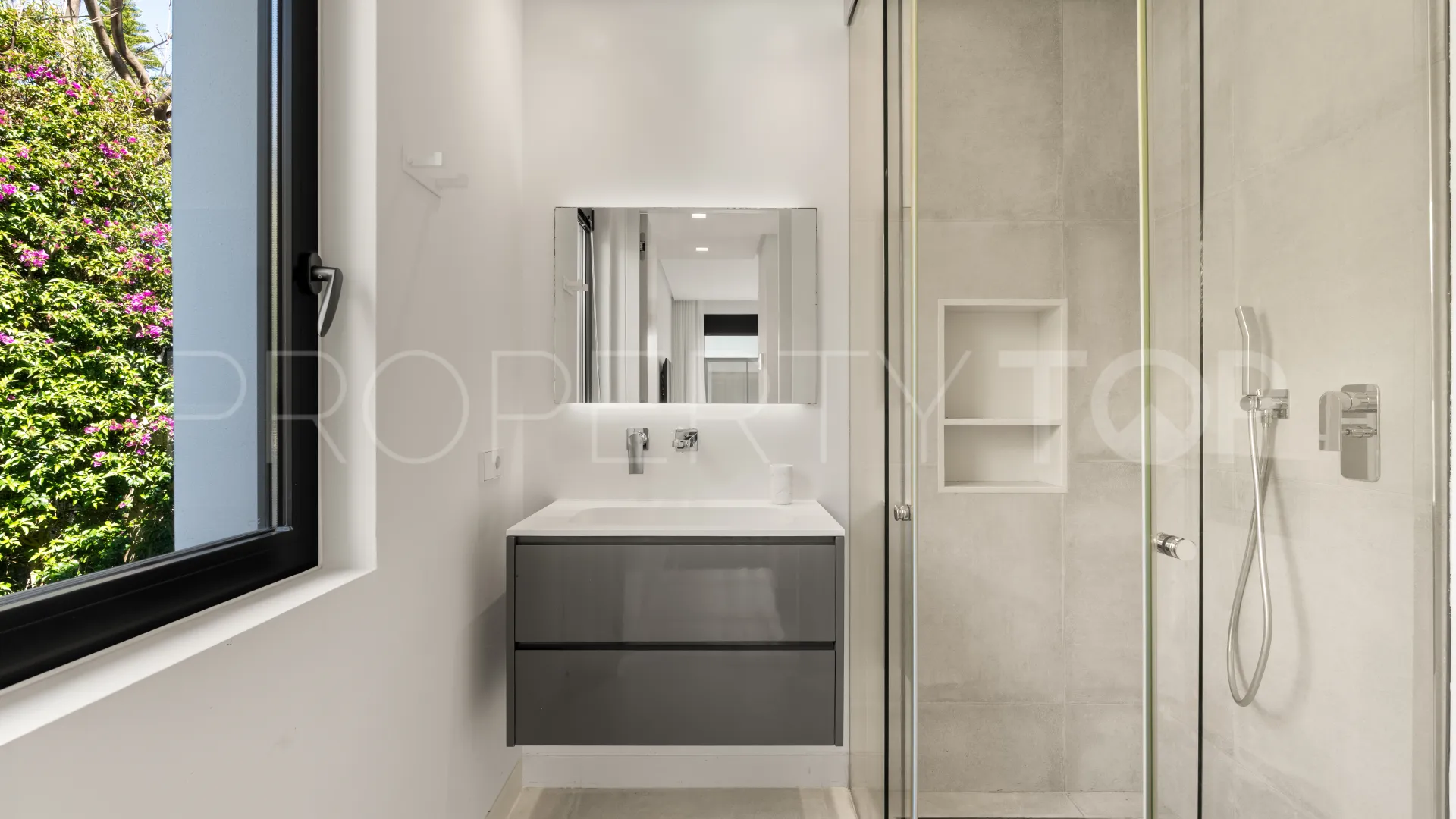 Comprar villa en Estepona Este con 4 dormitorios
