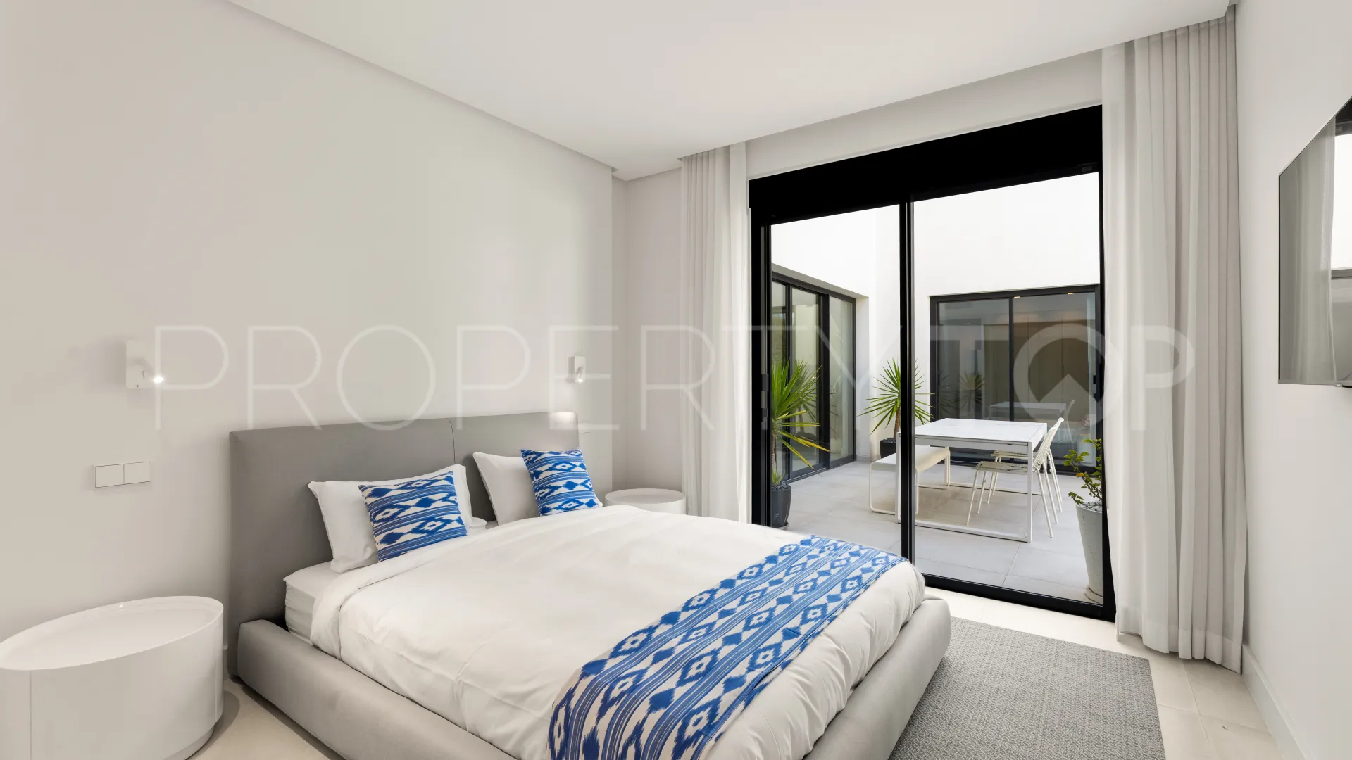 Comprar villa en Estepona Este con 4 dormitorios